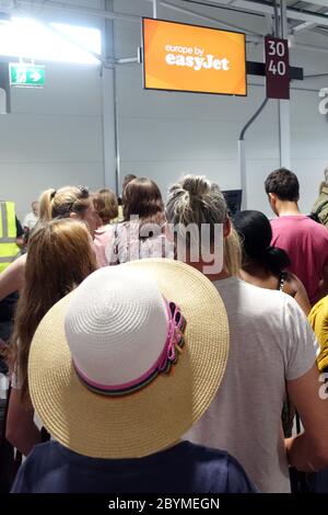 17.06.2019, Schoenefeld, Brandebourg, Allemagne - les passagers attendent d'embarquer à l'aéroport de Berlin-Schoenefeld avec la compagnie easyjet. 00S190 Banque D'Images