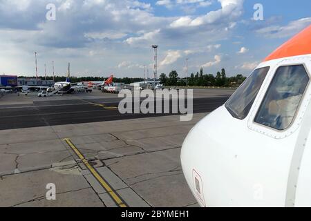 17.06.2019, Schoenefeld, Brandebourg, Allemagne - vue sur le tablier de l'aéroport de Berlin-Schoenefeld. 00S190617D085CAROEX.JPG [VERSION DU MODÈLE : NON APPLICABL Banque D'Images