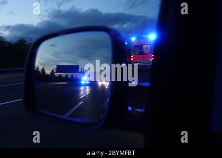 12.10.2019, Schoenefeld, Brandebourg, Allemagne - médecin urgentiste dans le rétroviseur d'une voiture. 00S191012D431CAROEX.JPG [VERSION DU MODÈLE : NON Banque D'Images