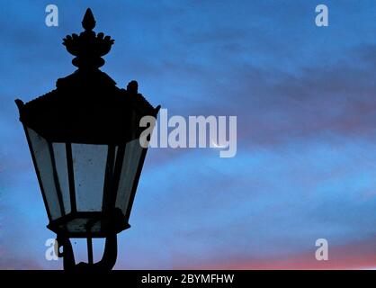 26.10.2019, Neuenhagen, Brandebourg, Allemagne - Allemagne - silhouette d'une lanterne et croissant de la lune déclinante. 00S191026D635CAROEX.JPG [MODÈLE R Banque D'Images