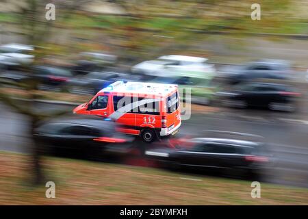 04.11.2019, Berlin, , Allemagne - médecin d'urgence de la brigade des pompiers de Berlin en service. 00S191104D309CAROEX.JPG [AUTORISATION DU MODÈLE : NON, AUTORISATION DU PROPRIÉTAIRE : NON Banque D'Images