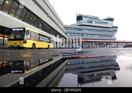 26.02.2020, Berlin, , Allemagne - bus BVG ligne 128 en face du terminal de l'aéroport de Berlin-Tegel. 00S200226D357CAROEX.JPG [VERSION DU MODÈLE : NON, PROPRIÉTÉ Banque D'Images