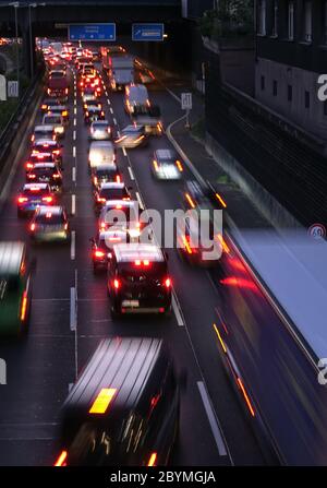 22.04.2020, Berlin, , Allemagne - Bourrage sur l'A100 avant la sortie Kaiserdamm. 00S200422D344CAROEX.JPG [AUTORISATION DU MODÈLE : NON APPLICABLE, PROPRIÉTÉ RELEA Banque D'Images