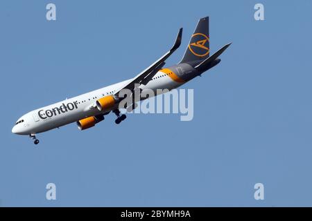 07.05.2020, Hanovre, Basse-Saxe, Allemagne - Boeing 767 de la compagnie Condor en vol. 00S200507D462CAROEX.JPG [AUTORISATION DU MODÈLE : NON APPLICABLE, PROP Banque D'Images