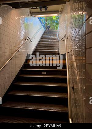 Sortie escalier d'une station de métro à Brooklyn, New York. Banque D'Images