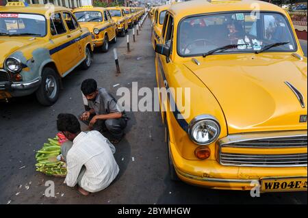 01.12.2011, Calcutta, Bengale-Occidental, Inde - des lignes de taxis Ambassador jaunes attendent devant la gare de Haora. L'ambassadeur a été la première voiture fabriquée à Banque D'Images