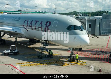05.06.2019, Singapour, , Singapour - UN avion passager Airbus A350-900 de Qatar Airways à l'aéroport de Changi. Qatar Airways est membre de One World Air Banque D'Images