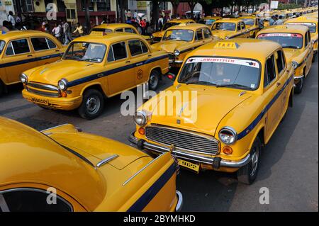 01.12.2011, Calcutta, Bengale-Occidental, Inde - des lignes de taxis Ambassador jaunes attendent devant la gare de Haora. L'ambassadeur a été la première voiture fabriquée à Banque D'Images