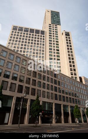 09.06.2019, Berlin, , Allemagne - Europe - vue d'en dessous au gratte-ciel de Zoofenster avec le luxueux hôtel Waldorf Astoria dans la ville ouest dans le di Banque D'Images