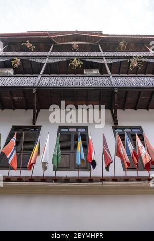 Fascade de White Building avec de nombreux pays différents drapeaux à Stone Town, la capitale de Zanzibar Banque D'Images