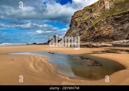 En regardant vers la gourme Crackington Haven ; avec arch à la fin de beach, Cornwall Banque D'Images
