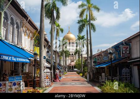 05.05.2020, Singapour, , Singapour - vue extérieure de la mosquée du Sultan (Sultan Masjid) dans le quartier musulman (Kampong Glam) avec des magasins fermés dans le Banque D'Images