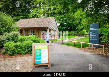 Wimborne, Royaume-Uni. 10 juin 2020. Wimborne, Royaume-Uni. Mercredi 10 juin 2020. Le National Trust ouvre les jardins Kingston Lacy pour les visiteurs alors que le confinement du coronavirus est facilité. Divers signes en place pour aider à maintenir la distance sociale. Credit: Thomas Faull/Alay Live News Banque D'Images