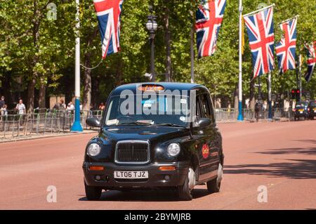 Taxi noir sur le Mall, Londres, Royaume-Uni Banque D'Images