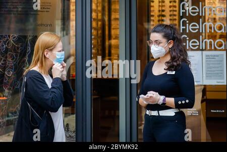 24.04.2020, Essen, Rhénanie-du-Nord-Westphalie, Allemagne - à partir du lundi 27 avril, les masques seront obligatoires en NRW pour les achats et les bus et trains. Client Banque D'Images