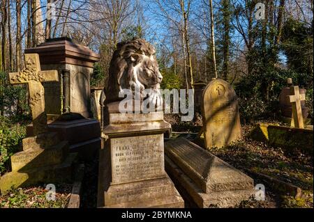 Le lion Bostock dans le cimetière d'Abney Park, Londres, Royaume-Uni Banque D'Images