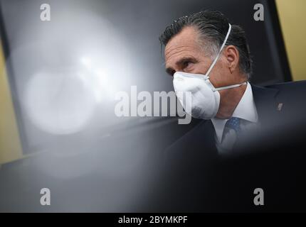 Washington, États-Unis. 10 juin 2020. États-Unis le sénateur Mitt Romney assiste aux audiences du Sénat sur la petite entreprise et l'esprit d'entreprise pour examiner la mise en œuvre du titre I de la loi CARES au Capitole à Washington, DC, le mercredi 10 juin 2020. Photo de Kevin Dietsch/UPI crédit: UPI/Alay Live News Banque D'Images