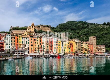 Vue sur le front de mer et le village avec le château de Doria. Porto Venere est un lieu pittoresque sur la côte ligure, dans la province de la Spezia. Banque D'Images