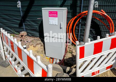 14.05.2020, Datteln, Rhénanie-du-Nord-Westphalie, Allemagne - boîtier de distribution Telekom pour Internet rapide, site de construction connexion DSL par câble pour les ménages. Banque D'Images