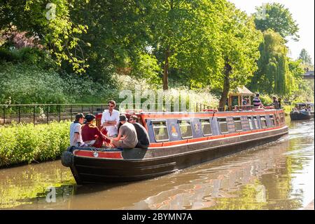Bateau à rames qui descend le canal Regent's à Londres, Royaume-Uni Banque D'Images