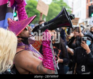 Une personne vêtue de drag s'adresse à une foule avec un mégaphone lors d'une manifestation Black Lives Matters, Londres, 7 juin 2020 Banque D'Images