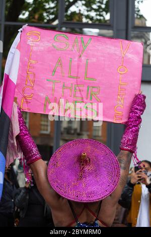 Une personne vêtue de drag tient un panneau lors d'une manifestation Black Lives Matters, Londres, 7 juin 2020 Banque D'Images