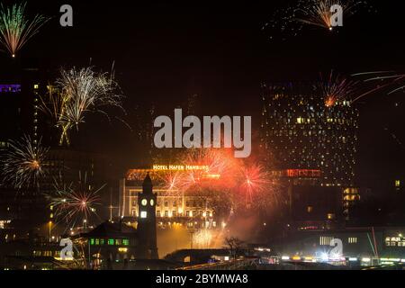 Feux d'artifice de la Saint-Sylvestre, St. Pauli Landing stages, Hambourg, Allemagne, Europe Banque D'Images