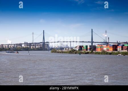 Navire passant sous le pont Koehlbrand, Altenwerder, Hambourg, Hambourg, Allemagne, Europe Banque D'Images
