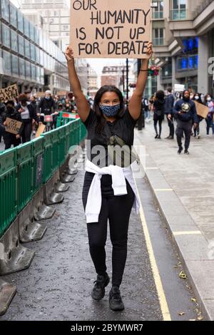 Une jeune fille noire tient un panneau tout en marchant dans une manifestation Black Lives Matters, Londres, 7 juin 2020 Banque D'Images