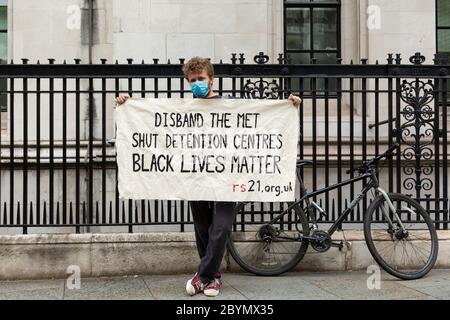 Un jeune homme blanc tient une bannière lors d'une manifestation Black Lives Matters, Parliament Square, Londres, 7 juin 2020 Banque D'Images