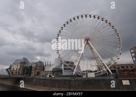Cologne, Allemagne. 10 juin 2020. Une grande roue de 55 mètres de haut du showman Kipp se trouve dans le Rheinauhafen à Cologne, à côté du musée du chocolat. A partir de 11.06. Il offre aux visiteurs une vue à couper le souffle sur Cologne. Credit: Horst Galuschka/dpa/Alay Live News Banque D'Images