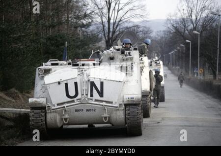 7 mars 1994 pendant la guerre en Bosnie: Suédois Häaglunds PBV (Pansarbandvagn) 302 les CPC de Nordbat 2 se tiennent à l'entrée de l'aéroport de Tuzla. Banque D'Images