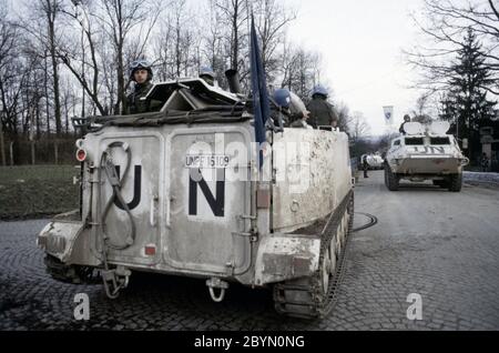 7 mars 1994 pendant la guerre en Bosnie: Un suédois Häaglunds PBV (Pansarbandvagn) 302 APC de Nordbat 2 devant l'entrée de l'aéroport de Tuzla. Banque D'Images