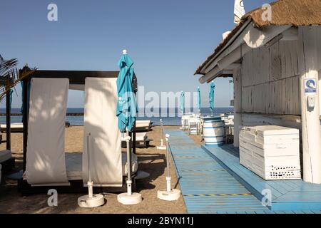 Playa Fañabe, Costa adeje, Tenerife, Iles Canaries, Espagne. 9 juin 2020. Les bars de plage s'ouvrent maintenant avec des contrôles d'hygiène stricts pour répondre à quelques-uns Banque D'Images