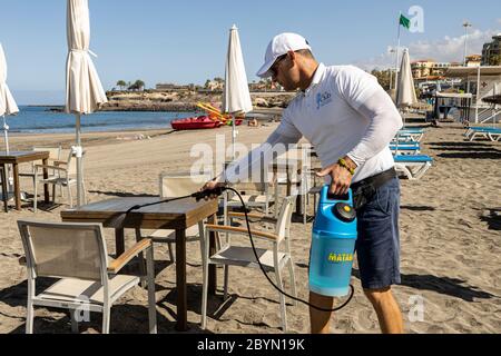 Les bars de plage s'ouvrent maintenant avec des contrôles d'hygiène stricts pour répondre aux besoins de quelques résidents, Playa Fañabe, Costa adeje, Tenerife, les îles Canaries, Espagne. Banque D'Images