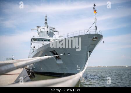 Wilhelmshaven, Allemagne. 10 juin 2020. La frégate 'Rhénanie-du-Nord-Westphalie' est amarrée dans le port naval. La Marine a mis en service la deuxième des quatre nouvelles frégates de la classe F 125. Le 'Rhénanie-du-Nord-Westphalie' est le navire jumeau du 'Bade-Wurtemberg', qui a rejoint la flotte il y a un an. Le navire a été construit pour des opérations de stabilisation maritime à long terme. Credit: Sina Schuldt/dpa pool/dpa/Alay Live News Banque D'Images