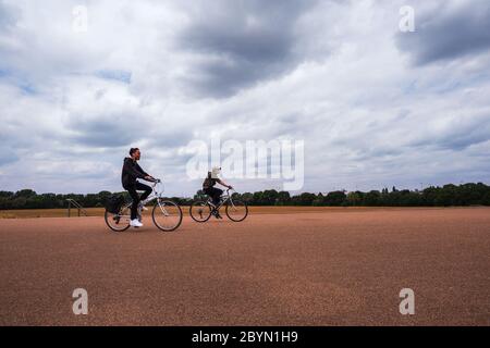 Deux cyclistes masculins lors du confinement de la Covid-19 près de Hackney Marshes, Londres Banque D'Images