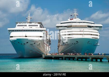 Nombreux touristes quittant deux paquebots de croisière le matin (Grand Turk, Turks et Caicos). Banque D'Images