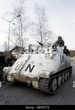 7 mars 1994 pendant la guerre en Bosnie: Un suédois Häaglunds PBV (Pansarbandvagn) 302 APC de Nordbat 2 devant l'entrée de l'aéroport de Tuzla. Banque D'Images