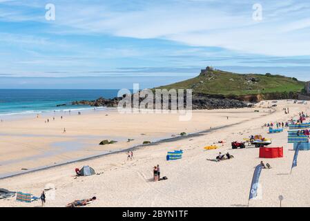 Porthmeor Beach Saint Ives, Cornwall, Royaume-Uni. Les gens sur une plage vide le jour d'été ensoleillé. Banque D'Images