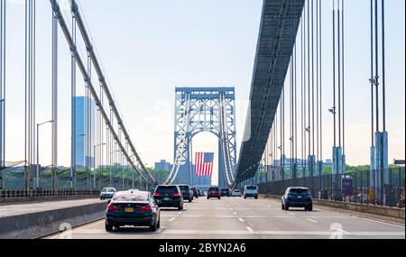 New York, New York - 25 mai 2020 : pont George Washington avec drapeau américain pendant le week-end du Memorial Day. Banque D'Images