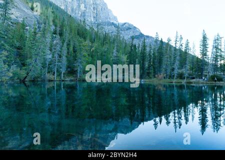 Sentier des lacs Grassi, au crépuscule, Canmore, Canada Banque D'Images