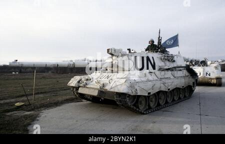 7 mars 1994 pendant la guerre en Bosnie : un char de combat principal du léopard danois 1A5 de Nordbat 2 à l'aéroport de Tuzla. Banque D'Images