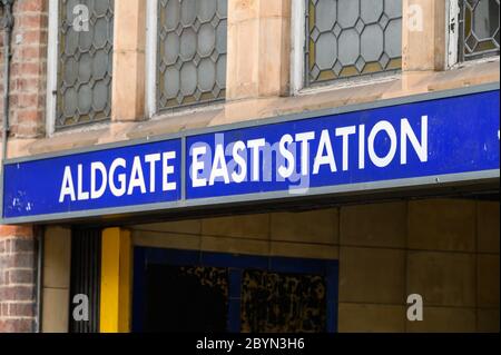 LONDRES - 23 SEPTEMBRE 2019 : panneau au-dessus de l'entrée de la station de métro Aldgate East London Banque D'Images