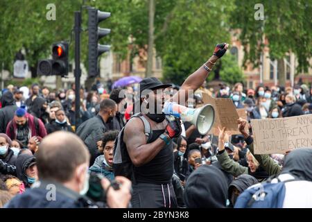 Un orateur noir s'adresse à une foule de manifestants avec un mégaphone lors d'une manifestation Black Lives Matters, Parliament Square, Londres, 7 juin 2020 Banque D'Images