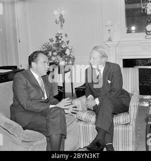 LE président AMÉRICAIN Richard Nixon et le politicien britannique Edward Heath, chef du parti conservateur de l'opposition, et bientôt premier ministre. Photographié à l'hôtel Claridge à Londres en 1969. Banque D'Images