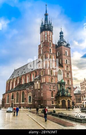 Vieille ville de Cracovie la nuit église Sainte Marie. Cracovie Pologne. Banque D'Images