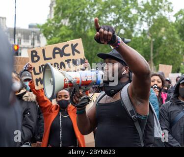 Un orateur noir s'adresse à une foule de manifestants avec un mégaphone lors d'une manifestation Black Lives Matters, Parliament Square, Londres, 7 juin 2020 Banque D'Images