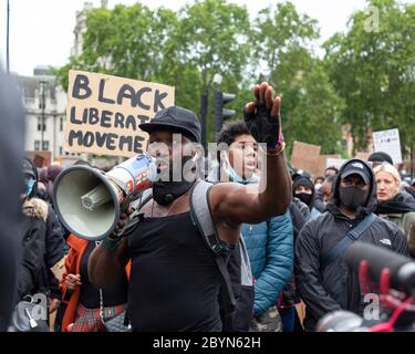 Un orateur noir s'adresse à une foule de manifestants avec un mégaphone lors d'une manifestation Black Lives Matters, Parliament Square, Londres, 7 juin 2020 Banque D'Images