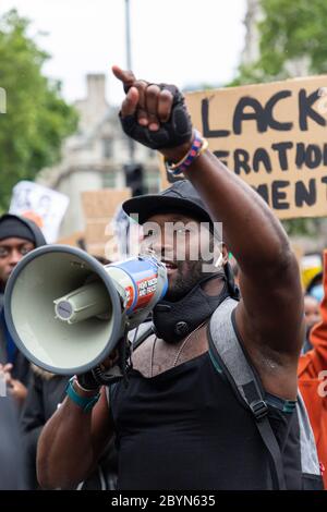 Un orateur noir s'adresse à une foule de manifestants avec un mégaphone lors d'une manifestation Black Lives Matters, Parliament Square, Londres, 7 juin 2020 Banque D'Images